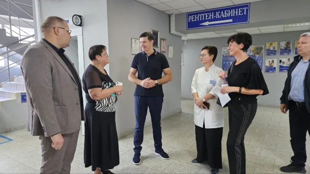 Владимир Волков проверил ход ремонта кабинета для нового рентген-аппарата