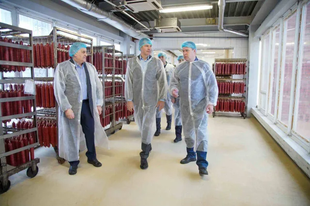 Владимир Волков посетил мясокомбинат в поселке Люберец и ознакомился с его работой