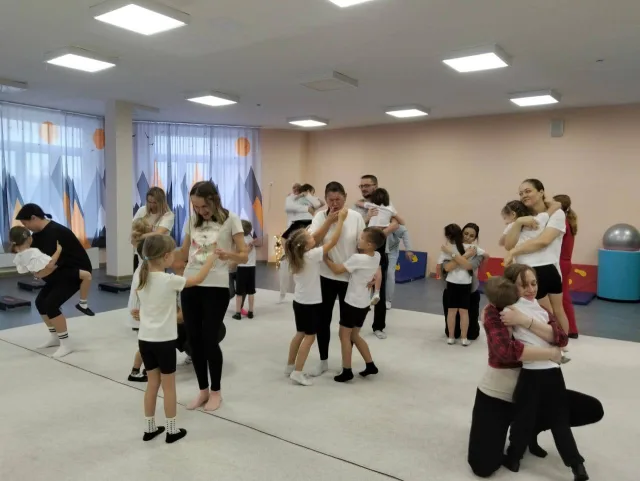 Спортивно развлекательная программа «Физкультура — ВМЕСТЕ» состоялась в Дзержинском в  преддверии Дня матери