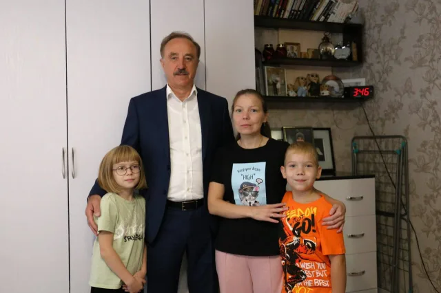 Владимир Ружицкий посетил семью добровольца из Люберец, погибшего под Курском