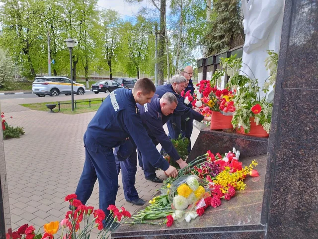 Огнеборцы Люберец в честь Дня Победы возложили цветы к памятнику защитникам Родины