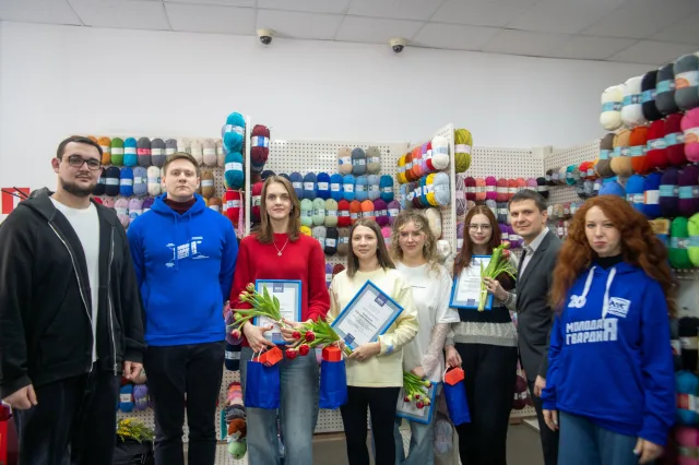 «Красота и сила Подмосковья»: в Люберцах поздравили молодых сотрудниц фабрики «Пехорский текстиль» с 8 Марта