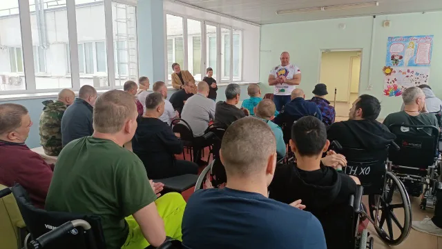 Рекордсмен мира по силовым номерам из Люберец посетил бойцов СВО в госпитале