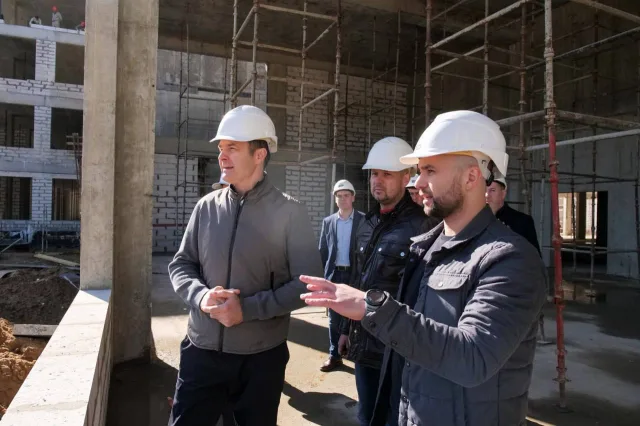 Владимир Волков проверил строительство новой школы на 1100 мест в поселке Люберец