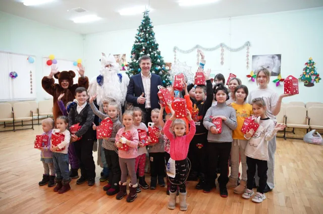 Владимир Волков поздравил с наступающим праздником пациентов детской больницы Люберец