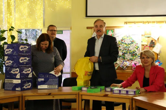 Партийцы из Люберец передали подарки детям, оставшимся без родителей