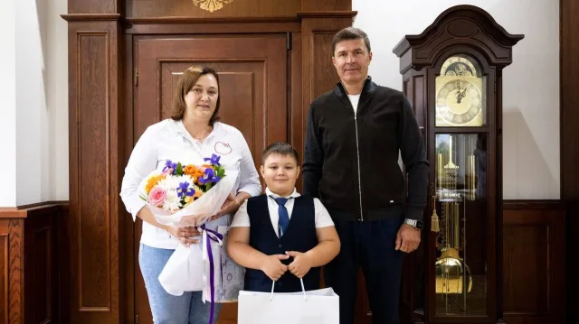 Глава Люберец вручил подарки ко Дню знаний сыну погибшего участника СВО