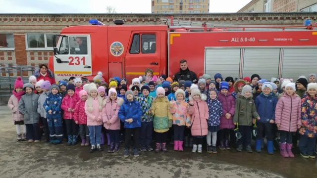 Пожарные рассказали правила пользования средствами тушения жителям Люберец