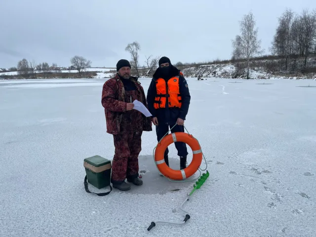 Спасатели Люберец рассказали, что взять с собой на зимнюю рыбалку