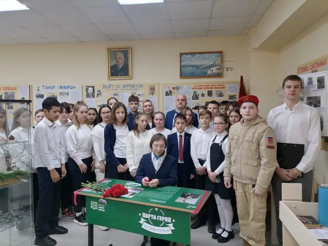 В школе Люберец установили парту Героя