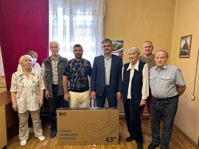 Депутаты Люберец передали телевизор в Совет ветеранов Малаховки