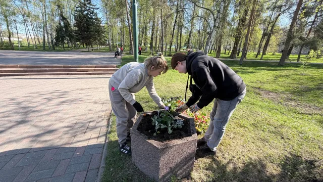 Сквер Победы в Дзержинском городского округа Люберцы готовят к празднованию 9 Мая