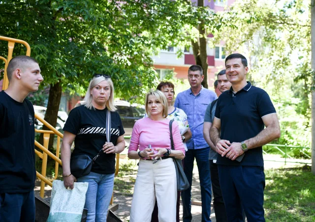 Владимир Волков во время встречи обсудил с жителями Люберец благоустройство двора