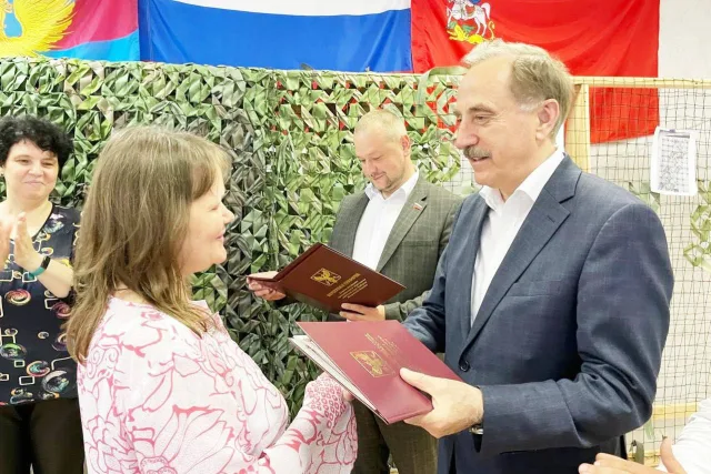 Владимир Ружицкий вручил матерям участников СВО из Люберец благодарственные грамоты