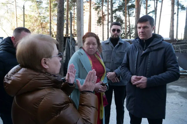 Владимир Волков проверил капитальный ремонт жилого дома в поселке Люберец