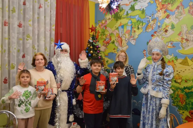 Молодогвардейцы поздравили детей семейного центра Люберец с новогодними праздниками