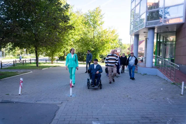 Единороссы Люберец проверили доступность среды рядом с домом участника СВО