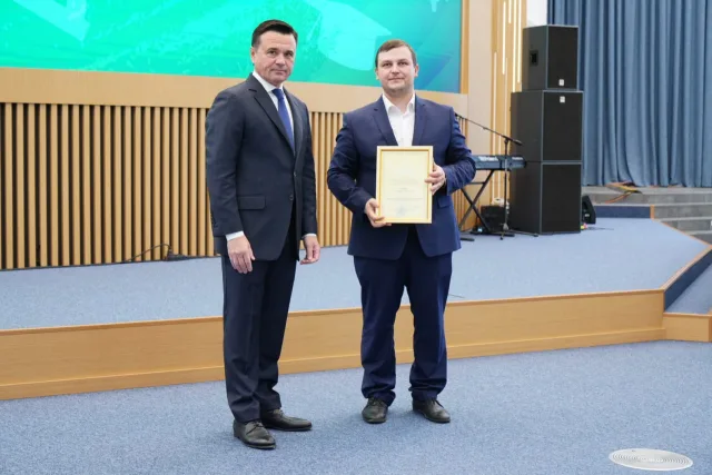 Владимир Волков поздравил учителя из Люберец Сергея Фролова, ставшего лучшим в регионе