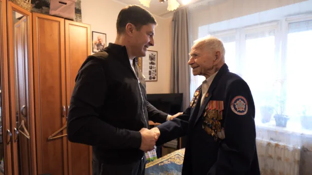 Владимир Волков поздравил с 99-летием участника ВОВ Ивана Пшеничкина