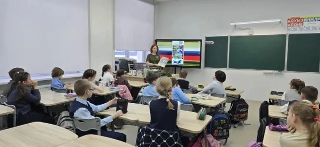 Письма солдатам написали школьники Люберец на Уроке мужества