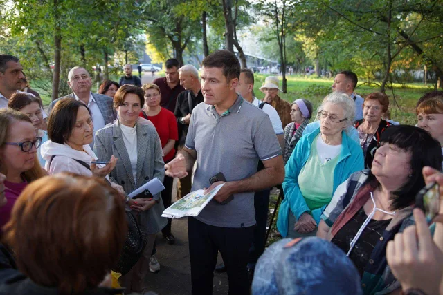Владимир Волков обсудил с жителями концепцию благоустройства территории, прилегающей к МКД
