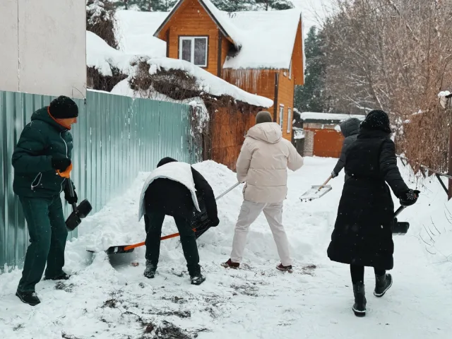 Активисты Люберец помогли убрать снег семьям мобилизованных