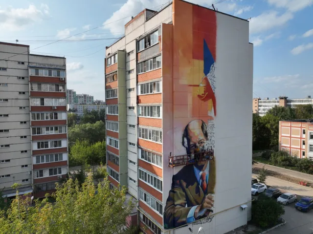Граффитисты приступили к нанесению мурала на жилом доме в поселке Люберец