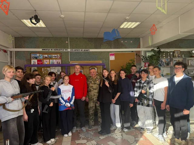 Ветеран СВО организовал в Люберцах патриотическую выставку "От Великой Отечественной до наших дней"