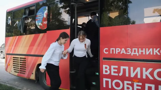 Школьники Люберец посетили памятные места на «Автобусе Победы»
