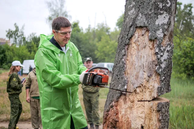 Владимир Волков принял участие в уборке леса в поселке Люберец в рамках экоакции