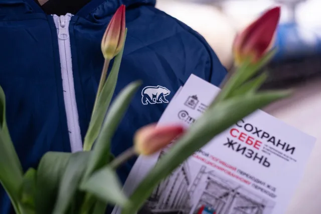 В Люберцах раздали тюльпаны пассажирам МЦД