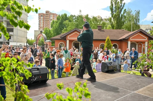 Праздничное событие ко Дню Святой Троицы прошло возле храма Николая Чудотворца в Островцах