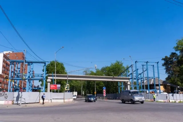 До конца июня начнется монтаж лестничных маршей надземного перехода в поселке Люберец