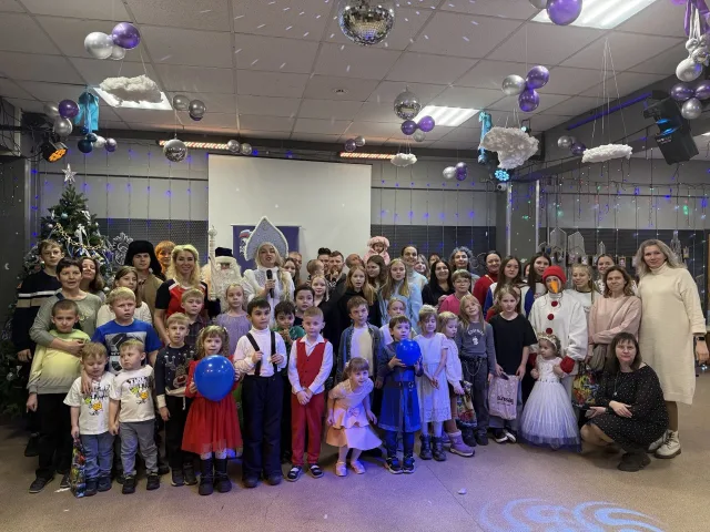 «Единая Россия» подарила новогоднее чудо детям из многодетных семей: в Дзержинском прошла «Усадьба Деда Мороза»