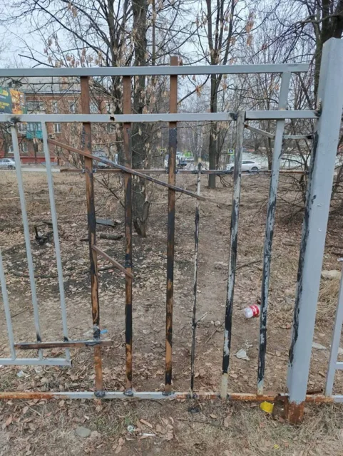 Двадцать  проломов ограждений вдоль железнодорожных путей ликвидировали в Люберцах за неделю