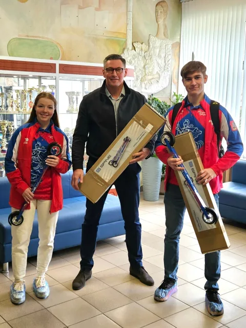 Депутат Люберец передал спортинвентарь юным лыжникам