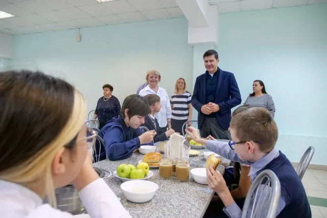 Владимир Волков проверил качество школьного питания в лицее Люберец