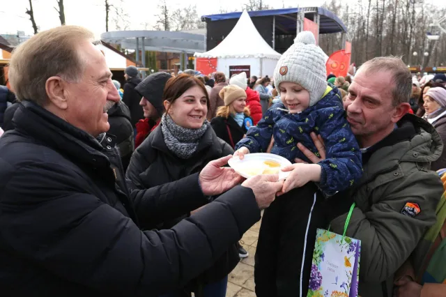 Владимир Ружицкий посетил масленичные гулянья в парке Люберец