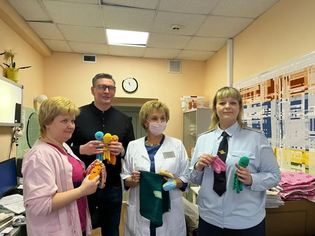 Полицейские и общественник передали вязанные вещи детям в МОЦОМД в  Люберцах