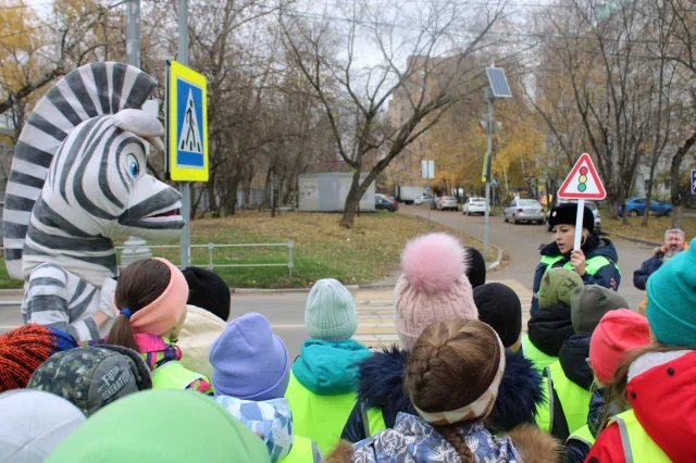 Школьники Люберец во время пешеходной экскурсии изучили дорожные знаки