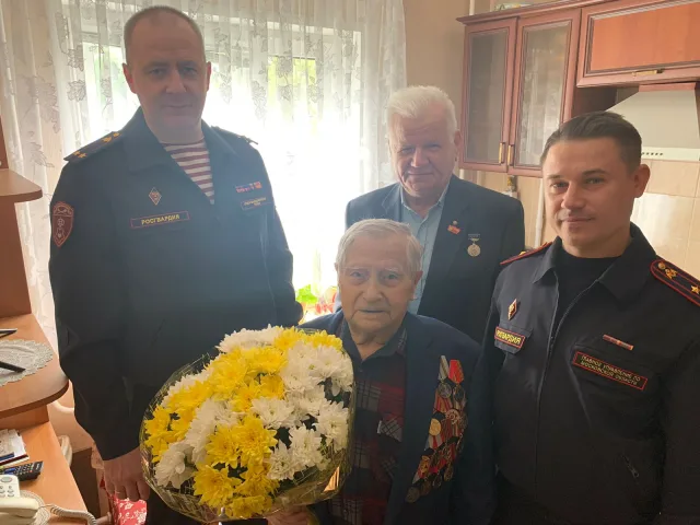 Представители Росгвардии поздравили участника ВОВ из Люберец с Днем Победы