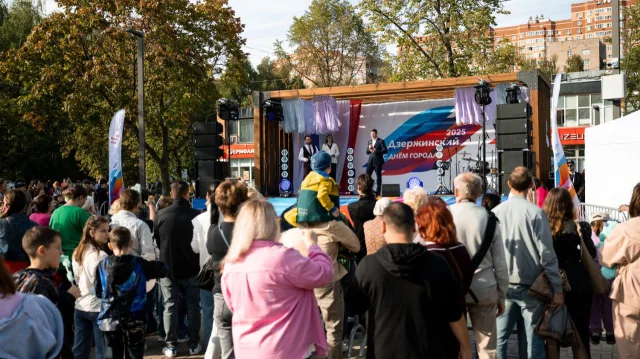 Открытие обновленного сквера, посадка деревьев и выставка ретроавтомобилей: в Дзержинском городского округа Люберцы отметили День города