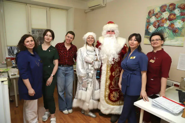 Сказочные герои поздравили пациенток и врачей МОЦОМД в Люберцах