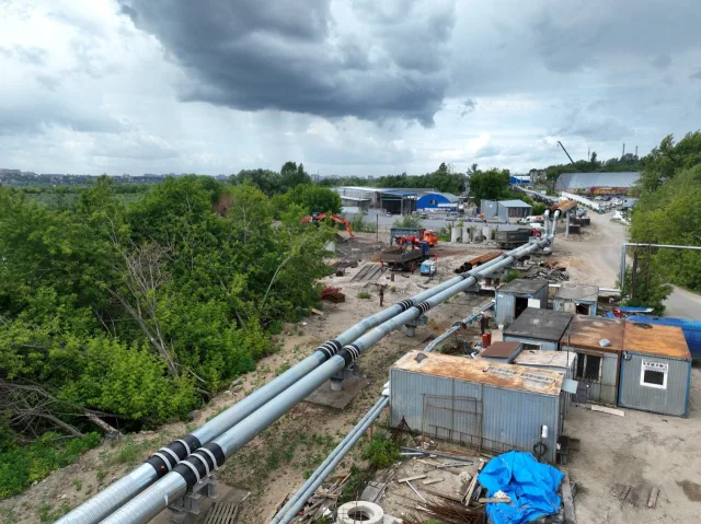 На теплопроводе М-5 в Дзержинском обустраивают площадки для обслуживания оборудования