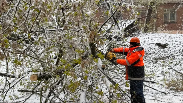 Последствия апрельской непогоды устраняют в Дзержинском