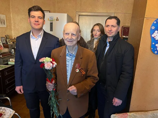 Ветерану Люберец вручили юбилейную медаль в честь 80-летия Великой Победы