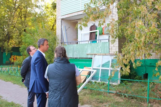 Депутат Люберец проверил ремонт лоджии в квартире семьи мобилизованного