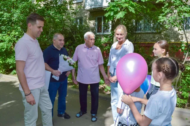 Председатель Совета депутатов Пётр Ульянов навестил ветерана Великой Отечественной войны накануне Дня памяти и скорби