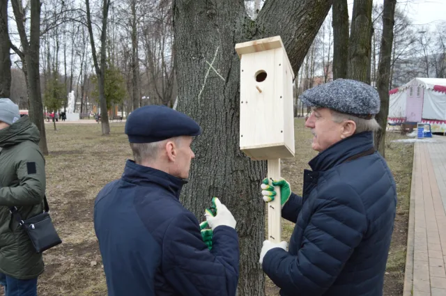 Партийцы повесили скворечники в парках Люберец