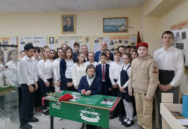 В школе Люберец установили парту Героя